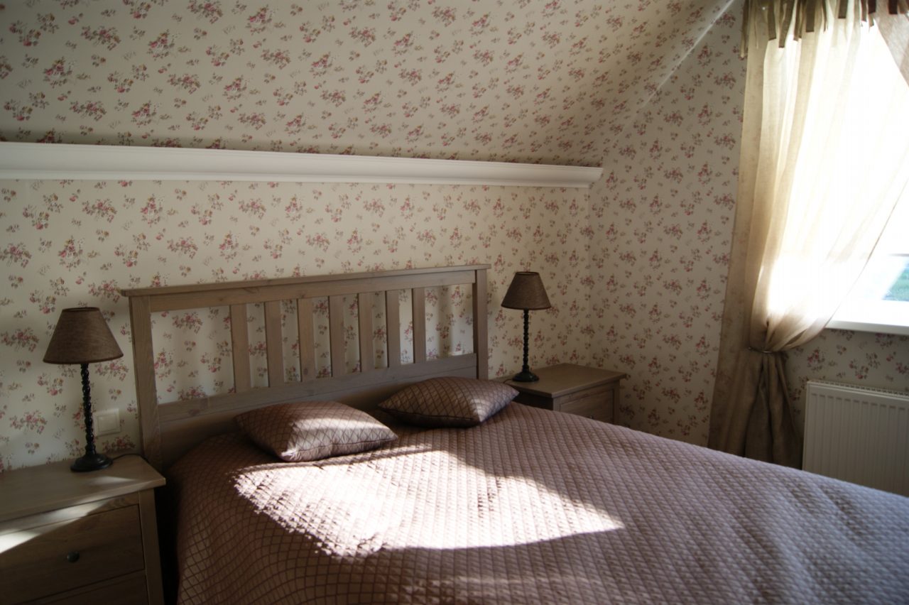 кровать в спальне второго этажа